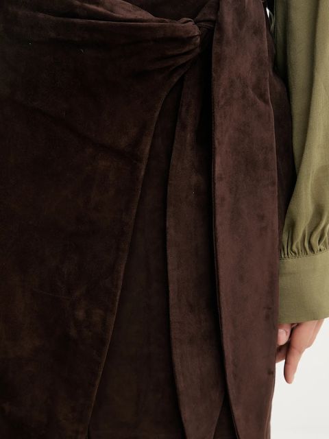 Never Fully Dressed spódnica zamszowa kolor brązowy midi prosta NFDSK724