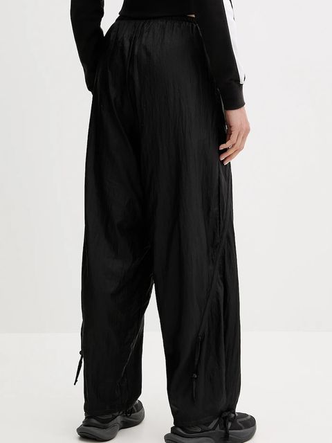 Puma spodnie dresowe damskie kolor czarny z nadrukiem 632149