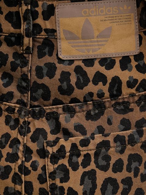 adidas Originals jeansy damskie kolor brązowy KA2680