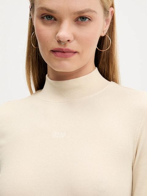 Guess Jeans longsleeve kolor beżowy z półgolfem W5BP23 KA0H1