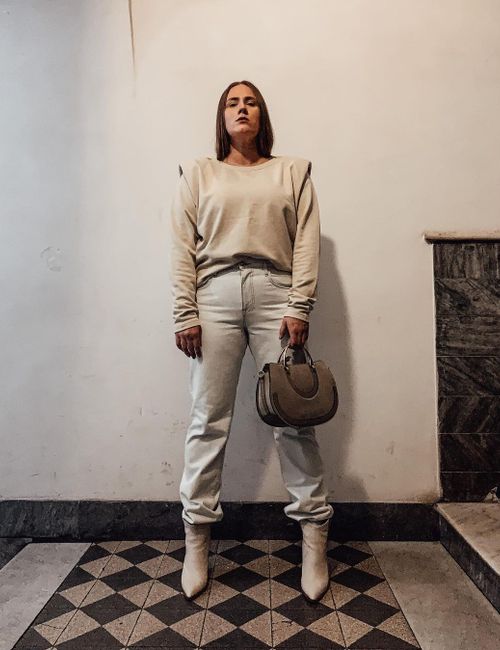 Bluza z zaznaczonymi ramionami