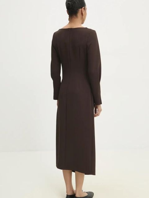 Answear.LAB sukienka kolor brązowy midi dopasowana