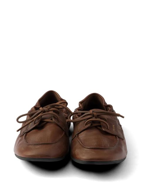 Prada shuffle antiqued leather boat shoes - Brown