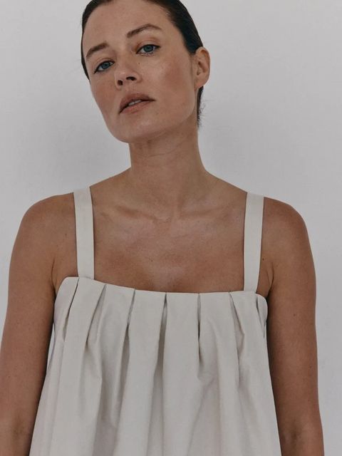 MUUV. sukienka JELLE kolor beżowy mini oversize - zdjęcie produktu nr 2