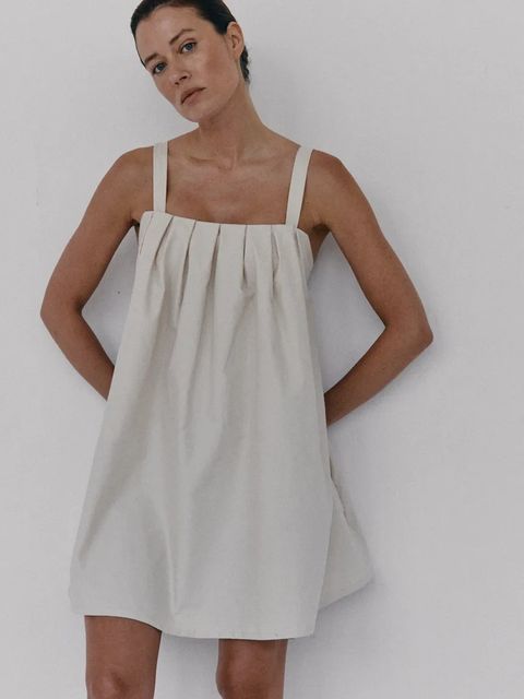 MUUV. sukienka JELLE kolor beżowy mini oversize - zdjęcie produktu nr 1