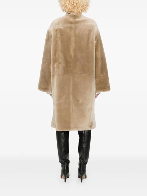 TOTEME collarless shearling coat - Neutrals