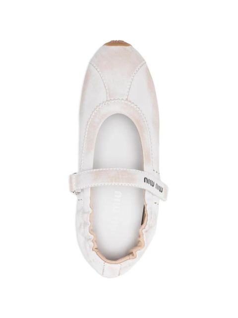 Miu Miu logo-strap ballet flats - White