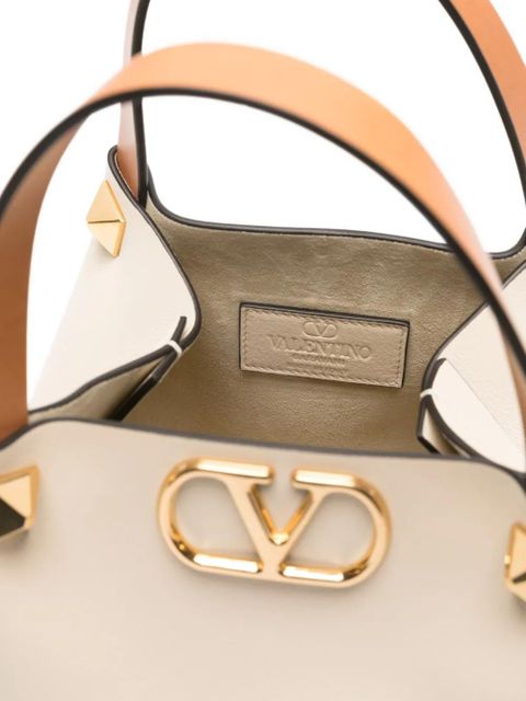 Valentino Garavani stud logo-plaque shoulder bag - Neutrals