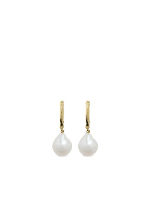 Monica Vinader 14K yellow gold small baroque pearl huggie earrings - zdjęcie produktu nr 1