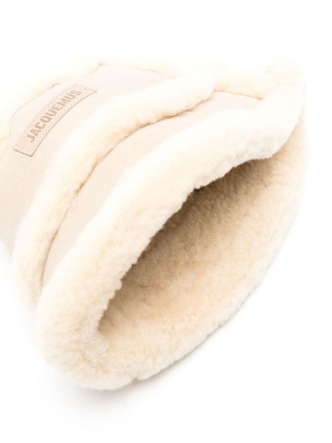 Jacquemus logo-patch shearling bucket hat - Neutrals