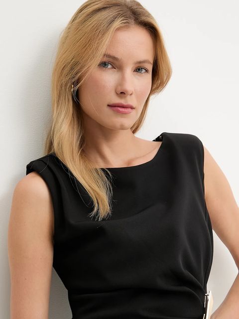 Answear.LAB sukienka kolor czarny midi dopasowana