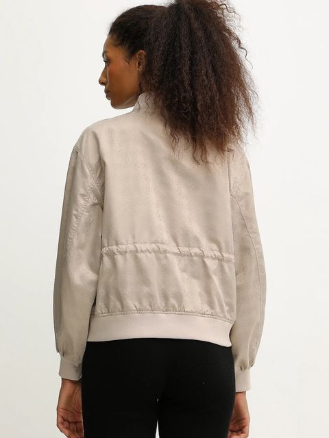 Guess kurtka bomber AOP kolor beżowy przejściowa oversize V5YL11 WHFU0