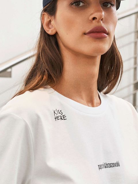 PAPROCKI&BRZOZOWSKI - Biały t-shirt z nadrukiem Kiss Here