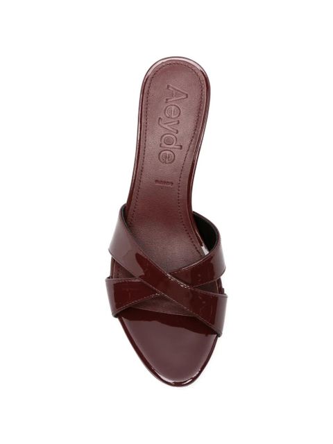 Aeyde cross-over patent-finish sandals - Red