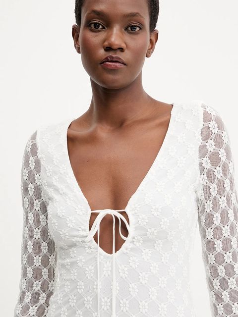 Bardot sukienka kolor biały maxi dopasowana 59932DB