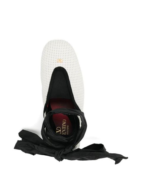 Valentino Garavani logo-plaque ballet flats - Neutrals