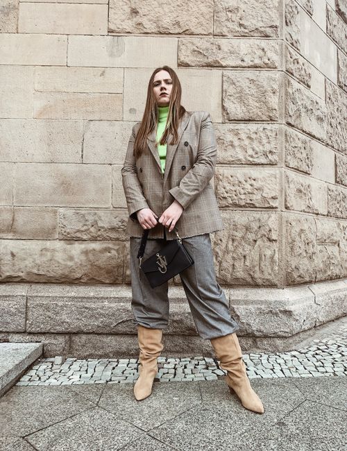 Neonowy golf, torebka JW Anderson