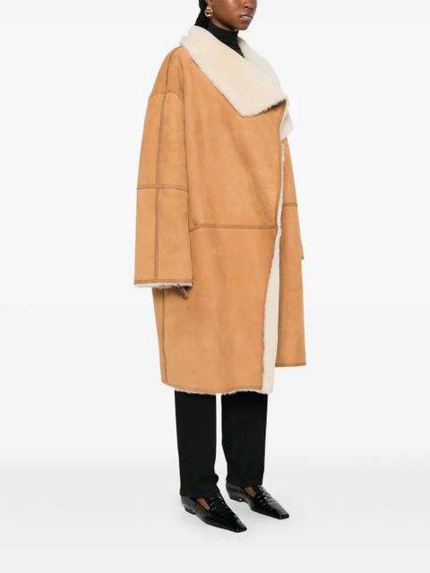 TOTEME draped shearling coat - Brown