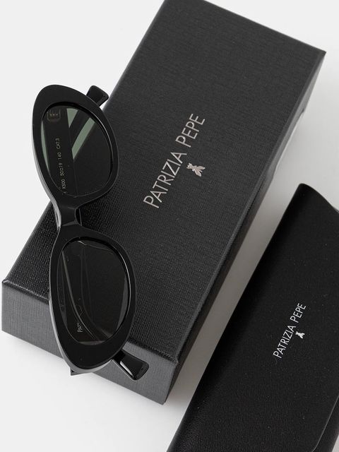 Patrizia Pepe okulary przeciwsłoneczne damskie kolor czarny 8V0301 V051