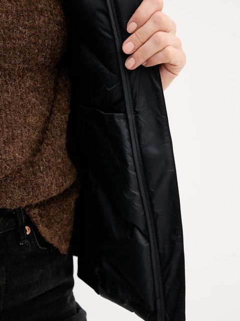 Dkny bezrękawnik kolor czarny przejściowy DLEMPW23