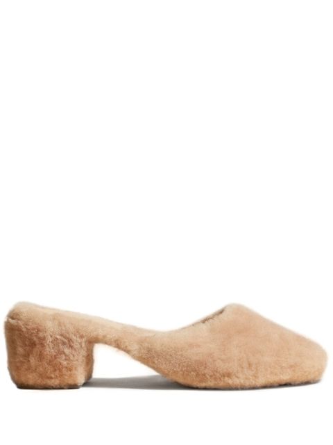 KHAITE Clio 50mm shearling mules - Neutrals - zdjęcie produktu nr 1
