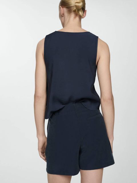 Szorty ze średnim stanem i zaszewkami