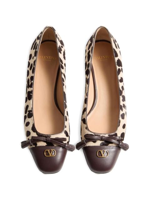 Valentino Garavani Valet Du Roi Ballerina in pony-effect calfskin 25mm - Neutrals