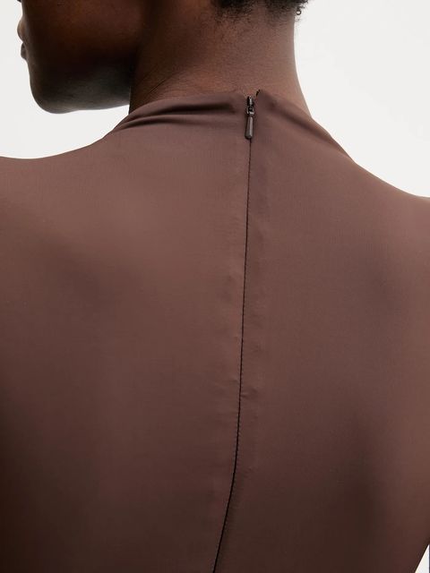 Bardot sukienka kolor brązowy maxi dopasowana 59948DB