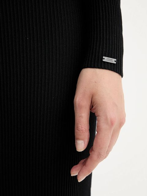 Armani Exchange sukienka kolor czarny midi dopasowana XW001313 AF10352