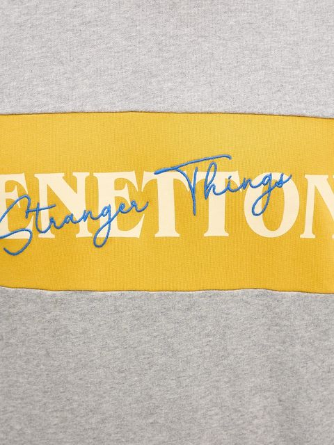 United Colors of Benetton bluza bawełniana x Stranger Things kolor szary z nadrukiem 342ZU10BA