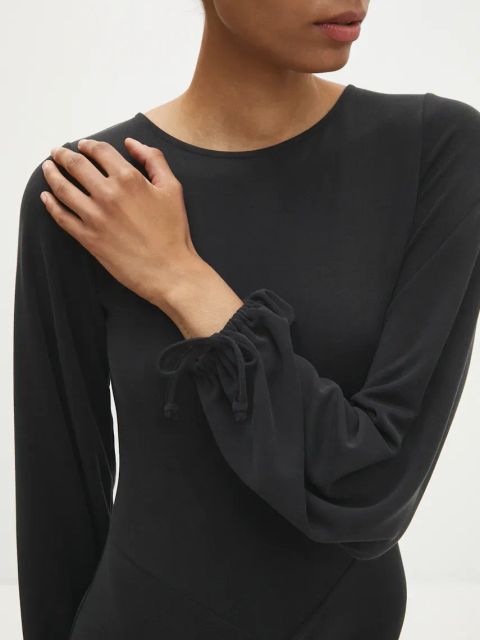 Answear.LAB sukienka kolor czarny midi dopasowana