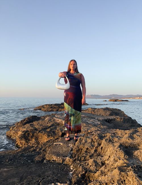 Sukienka z tiulu, torebka Coperni