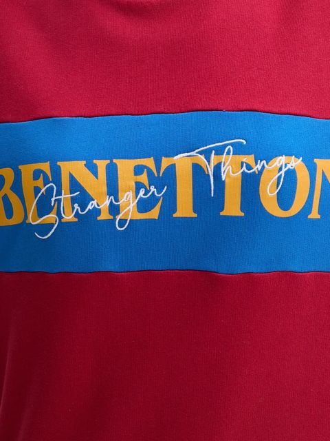 United Colors of Benetton bluza bawełniana x Stranger Things kolor bordowy z nadrukiem 342ZU10BA