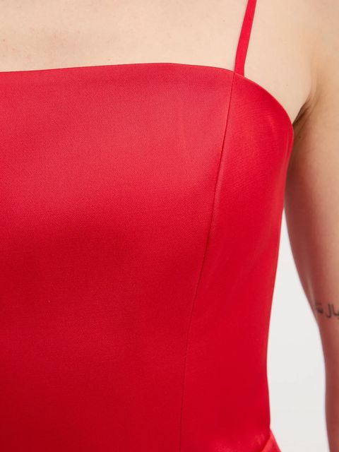 Bardot sukienka kolor czerwony midi prosta 60179DB