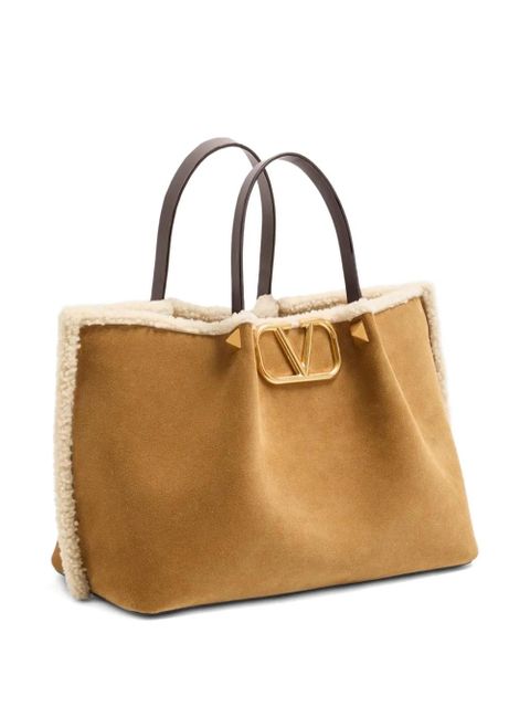 Valentino Garavani medium VLogo Signature suede tote bag - Neutrals - zdjęcie produktu nr 2