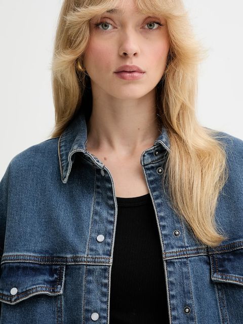 Gestuz koszula jeansowa damska kolor niebieski relaxed z kołnierzykiem klasycznym 10910575