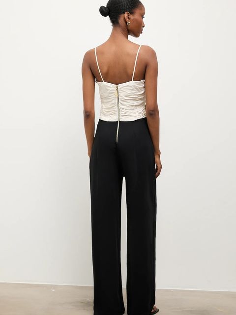 Answear.LAB kombinezon kolor biały z dekoltem w szpic