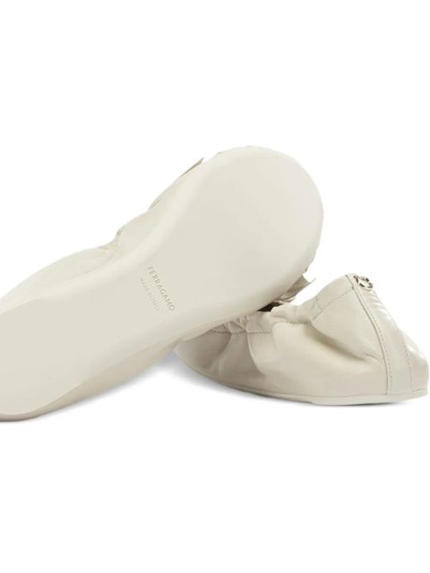 Ferragamo bow-detail ruched ballet flats - Neutrals