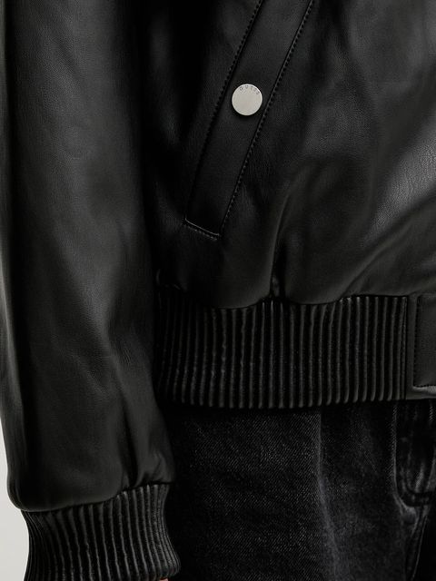 Guess kurtka bomber DAMIENNE kolor czarny przejściowa oversize W5YL06 WE480