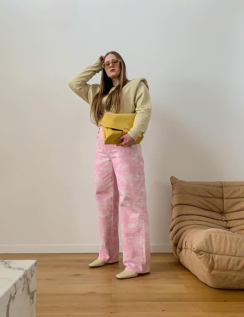 Jeansy tie-dye i bluza z usztywnianymi ramionami