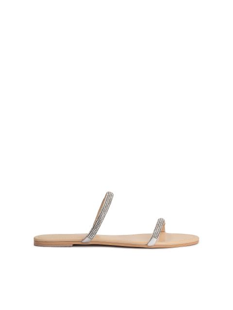 Płaskie klapki zdobione kryształkami