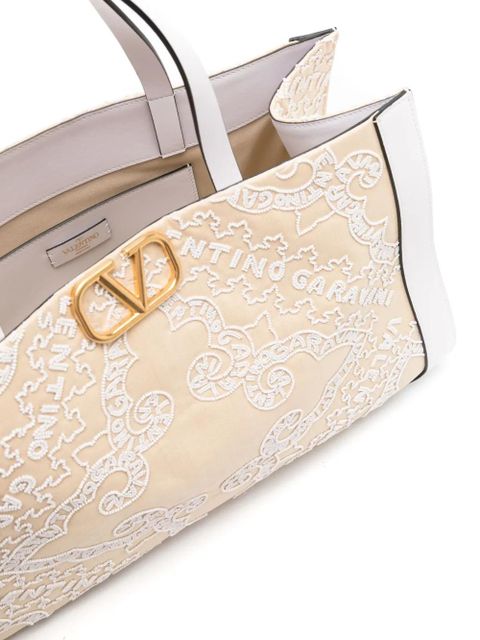 Valentino Garavani VLOGO embroidered raffia tote bag - Neutrals