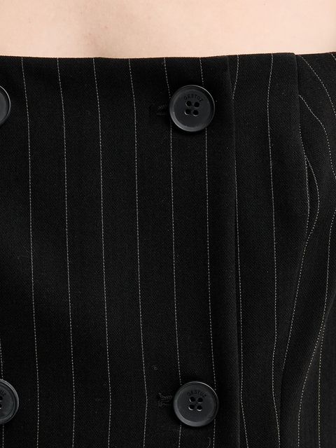 Gestuz kombinezon kolor czarny z dekoltem karo 10910726