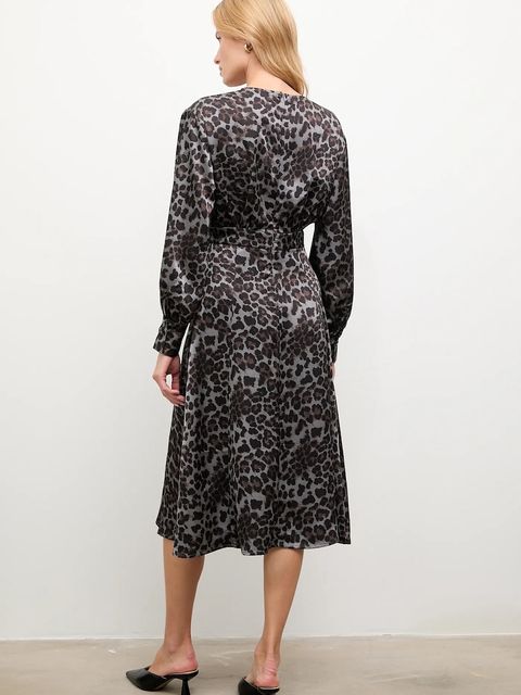 Answear.LAB sukienka kolor szary midi prosta - zdjęcie produktu nr 2