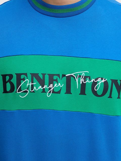 United Colors of Benetton bluza bawełniana x Stranger Things kolor niebieski z nadrukiem 342ZU10BA