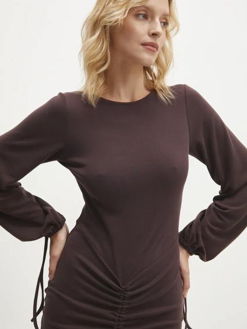 Answear.LAB sukienka kolor brązowy midi dopasowana