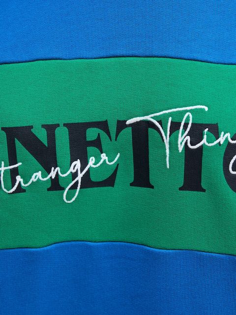 United Colors of Benetton bluza bawełniana x Stranger Things kolor niebieski z nadrukiem 342ZU10BA