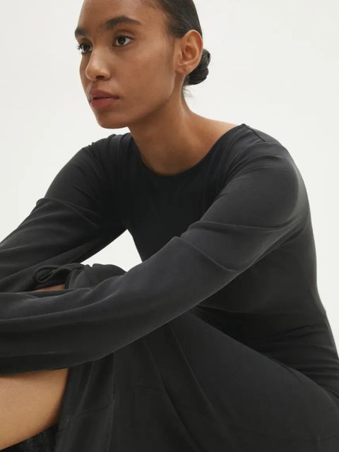 Answear.LAB sukienka kolor czarny midi dopasowana