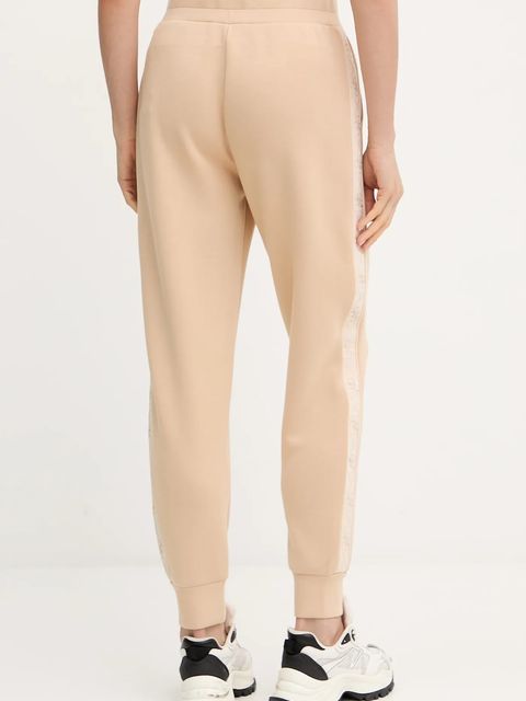 Guess spodnie dresowe NEW VICTOIRE damskie kolor beżowy z aplikacją W5YB11 KBYE2