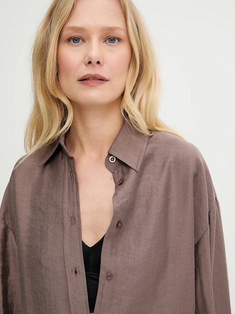 Answear.LAB koszula damska kolor brązowy relaxed z kołnierzykiem klasycznym